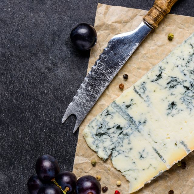 Queso Gorgonzola envuelto en papel encerado para su conservación.