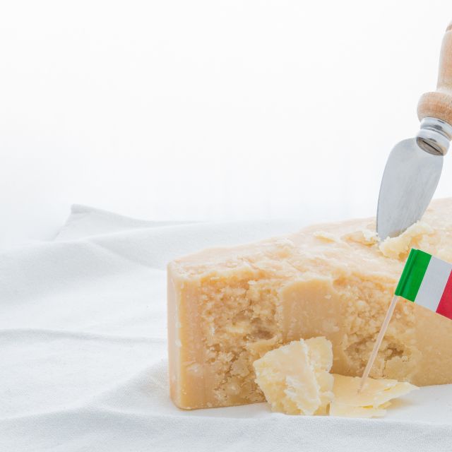 Queso Parmesano envuelto en tela de algodón para su conservación.