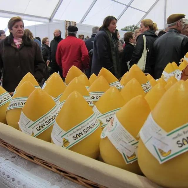 La feria de San Simón da Costa, en Vilalba, celebra este queso ahumado con DOP, elaborado con leche de vaca rubia gallega.