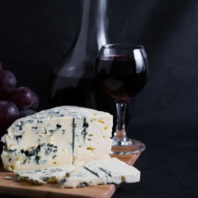 Acompañarlo con Vinos dulces naturales, con Sidras artesanas o cervezas oscuras, con pan de nueces o centeno, frutas como peras o higos, o un poco de miel.