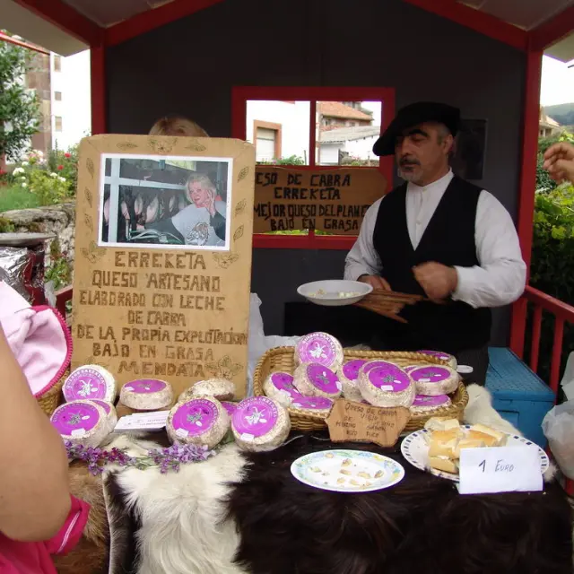 En pleno corazón de Cantabria, esta feria pone en valor los quesos del norte, especialmente aquellos elaborados en pequeñas queserías de montaña.