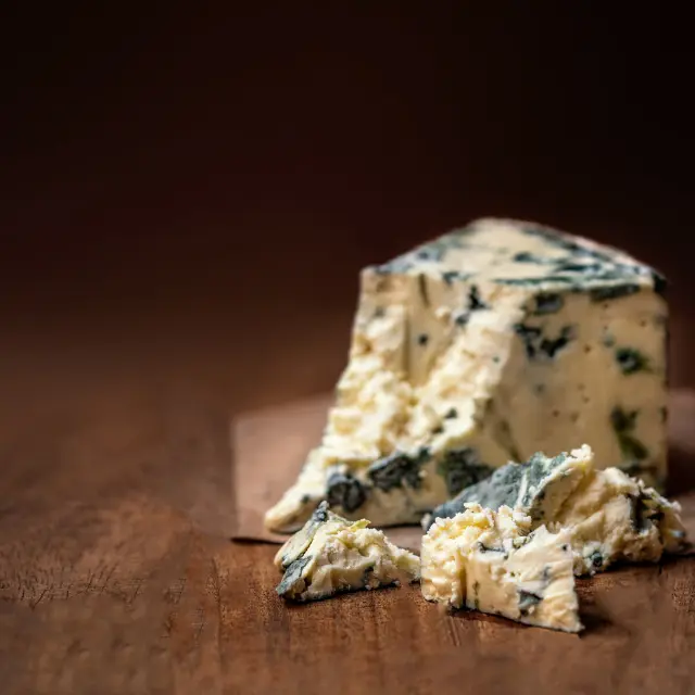 Otro queso azul con DOP, elaborado en los Picos de Europa, pero con leche de vaca predominantemente.
