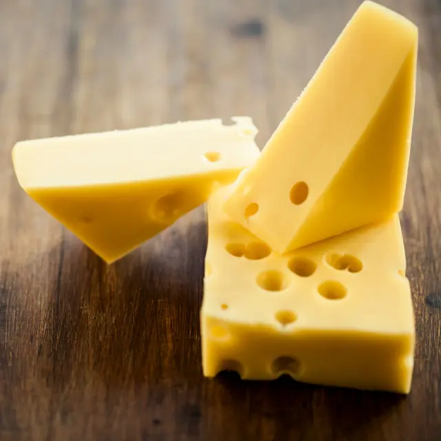 El Emmental, con denominación de origen protegida (AOP), se elabora en grandes ruedas de hasta 120 kilos, y madura lentamente en bodegas durante al menos cuatro meses.