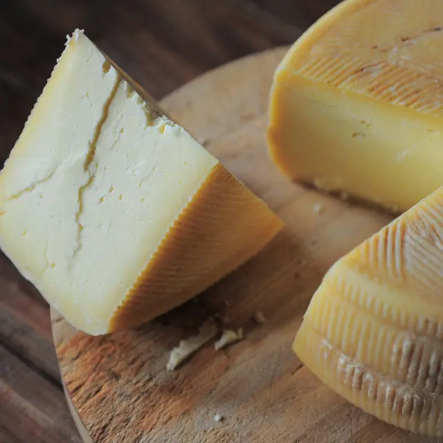 Sí, más de 900 años avalan a este queso suizo sin agujeros (eso es del Emmental). Su textura cremosa y sabor ligeramente afrutado lo hacen perfecto para fondues