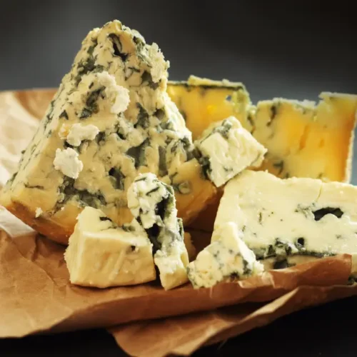 Su secreto está en las cuevas naturales de Roquefort-sur-Soulzon, donde el penicillium roqueforti hace su magia.