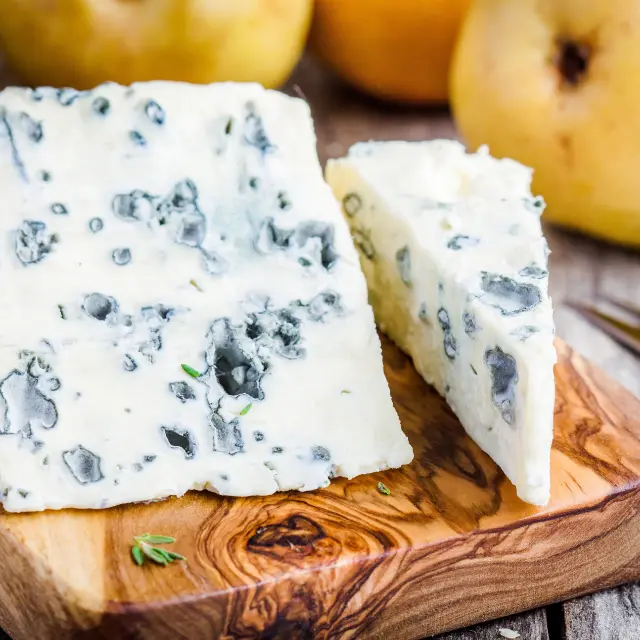 El queso azul nunca se sirve frío de nevera. Necesita al menos 30-40 minutos fuera para que los aromas se abran y la textura se ablande.