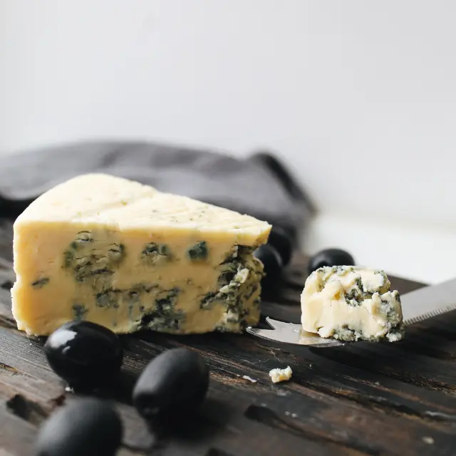 El queso azul es un organismo vivo, que evoluciona, fermenta y se transforma, generando sabores profundos, salinos, incluso picantes, con una textura que puede ir desde cremosa hasta quebradiza.