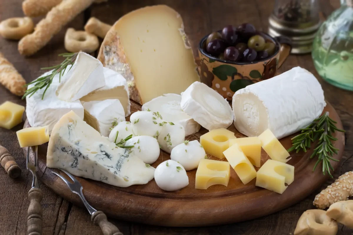 Descubre si es saludable comer queso, sus propiedades nutricionales y beneficios reales para tu salud. Guía práctica para disfrutarlo con equilibrio.